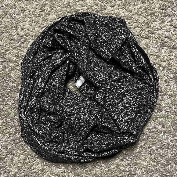 EUC Lululemon Vinyasa Wrap Scarf Snaps Arm Holes Black Gray O/S - Picture 1 of 3